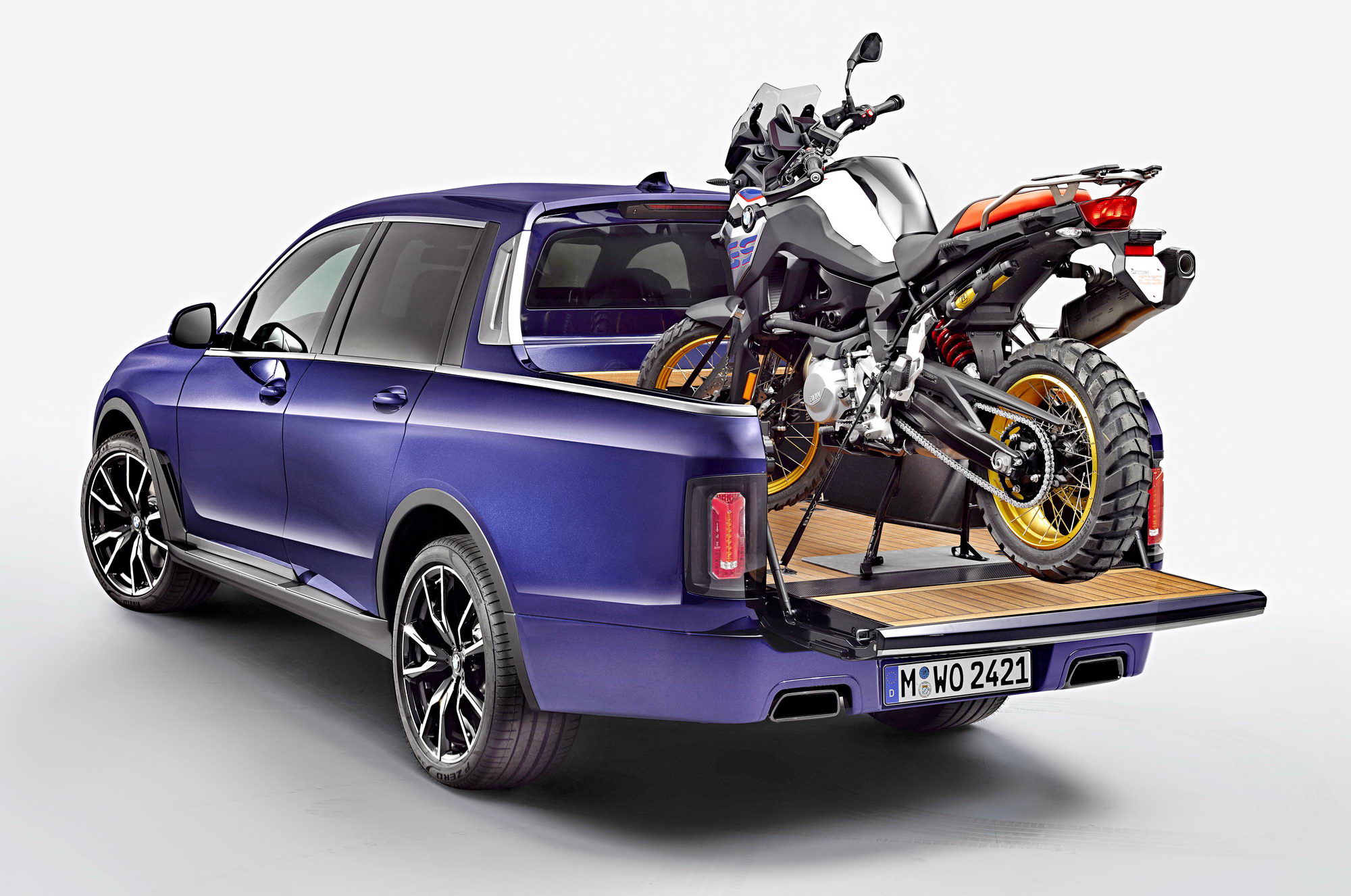 搭载着 f850gs 探险车的宝马 x-7 皮卡