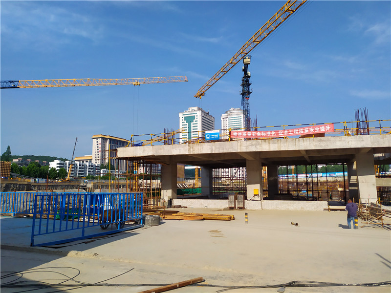 地下要和地铁站打通,故宝通寺地铁站a,b出入口打围.