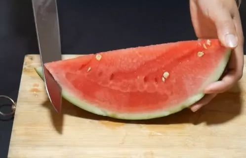 切西瓜别用老一套了这样切简单又美观吃起来还不会弄脏嘴