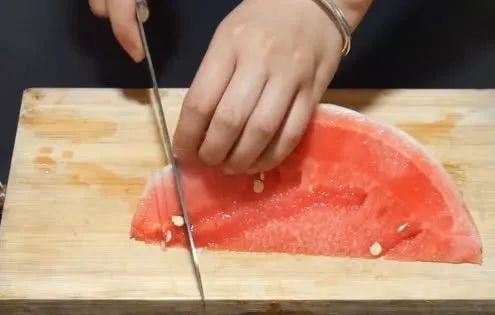 切西瓜别用老一套了这样切简单又美观吃起来还不会弄脏嘴