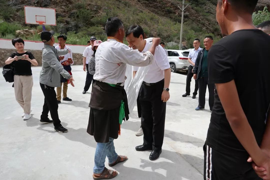 成都东软学院张应辉院长一行赴得荣县开展脱贫攻坚工作