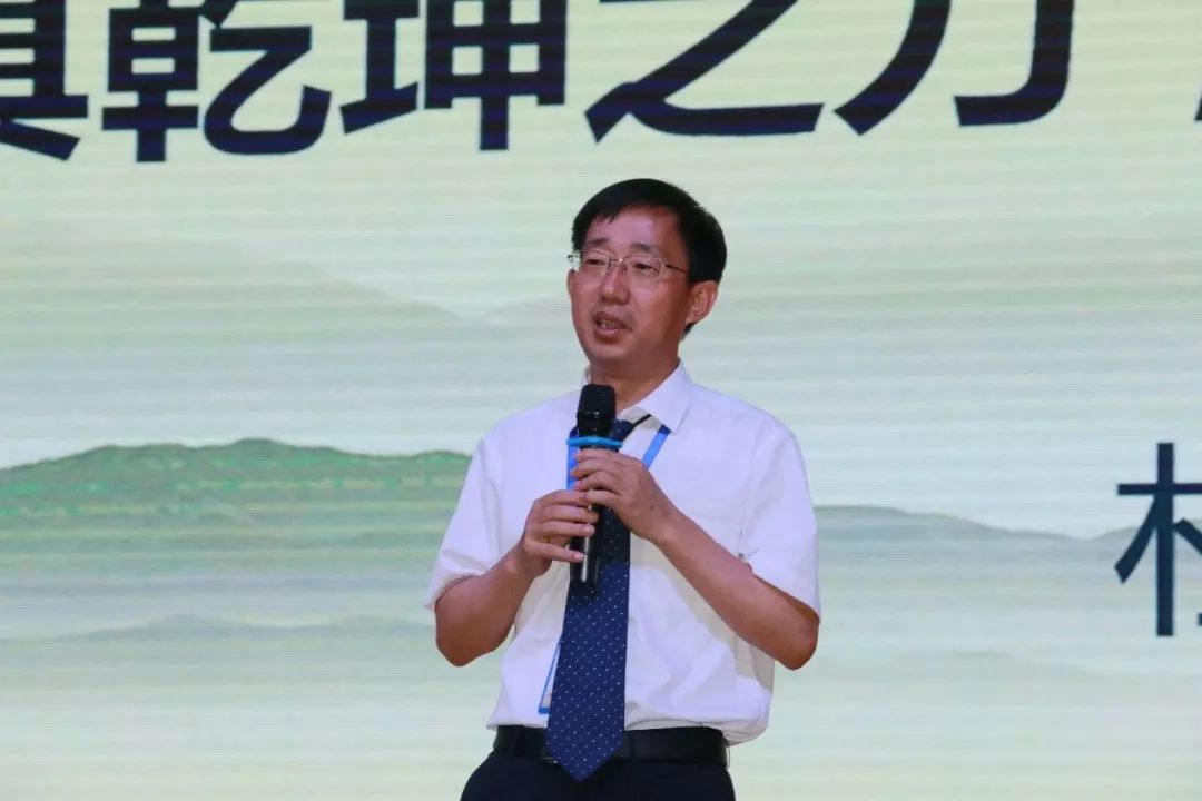 杜俊武校长彭校长立足做人之大道,积极地引导了孩子们的世界观,人生观