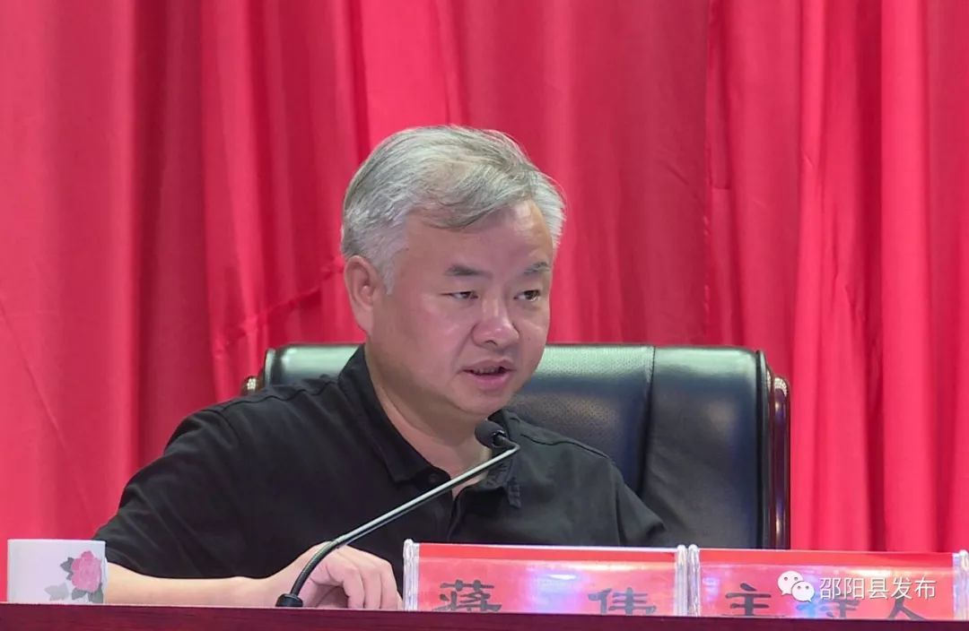 县委书记蒋伟作表态发言蒋伟代表邵阳县作表态发言,将坚决提高政治