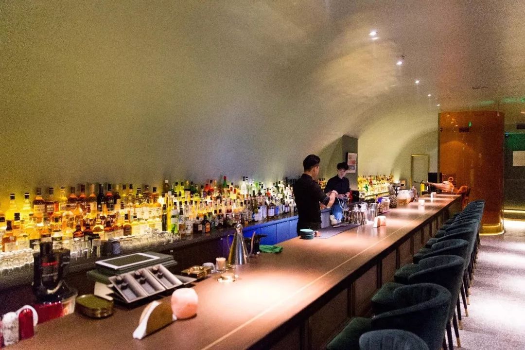 你把我灌醉在街道小巷逼仄狭窄的暗房80层的楼顶天台