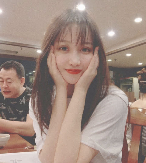 卢本伟离开后,马飞飞还是坚持直播,一天赚的钱不到一百块_赵梦玥