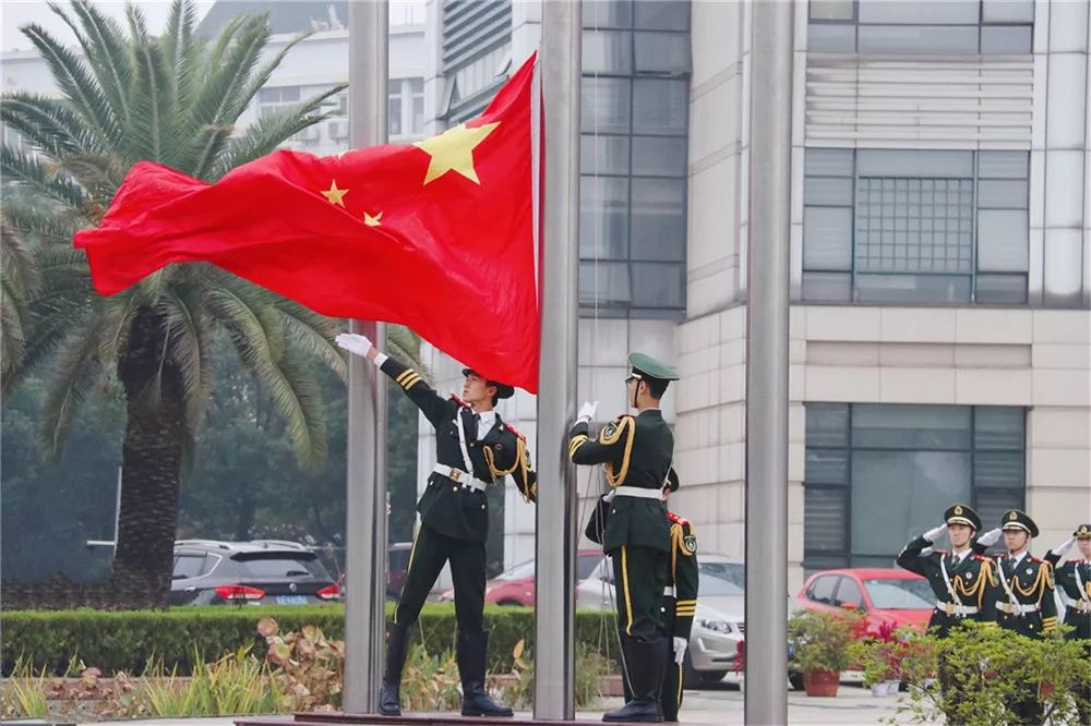中南财经政法大学国旗护卫队冉冉升起大学生的爱国主义信仰