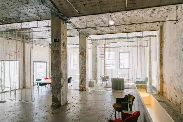 13.巴塞罗那工业仓库楼改造联合办公空间设计