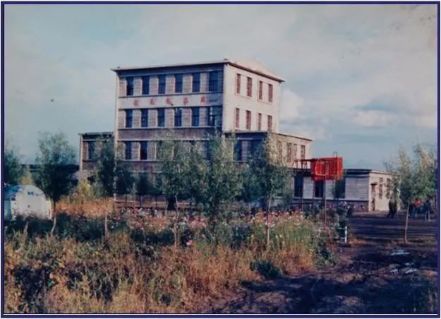 1969年,冷友斌出生于黑龙江省北安市赵光镇,小时候家里养牛,给赵光