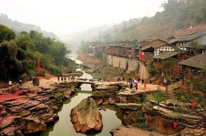 121公元20世纪80年代末,正当来凤鱼呈鼎盛之势,重庆"王胖子水煮鱼"又