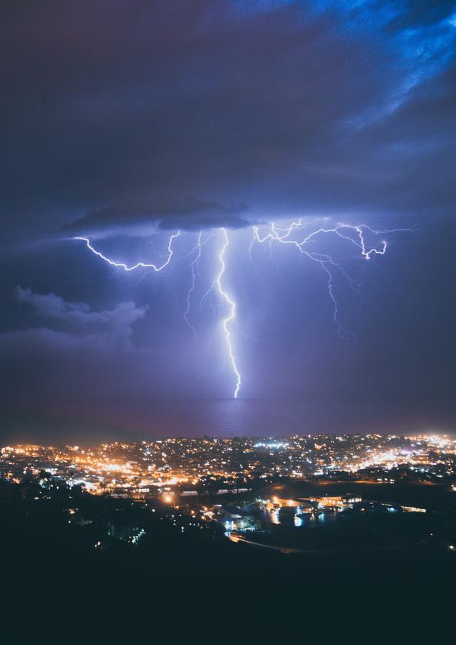 电闪雷鸣动地天倾盆骤雨望无边