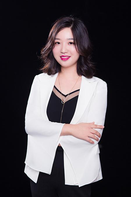 擅长人物服装整体形象打造,人物百变造型定位体型与着装造型设计脸型