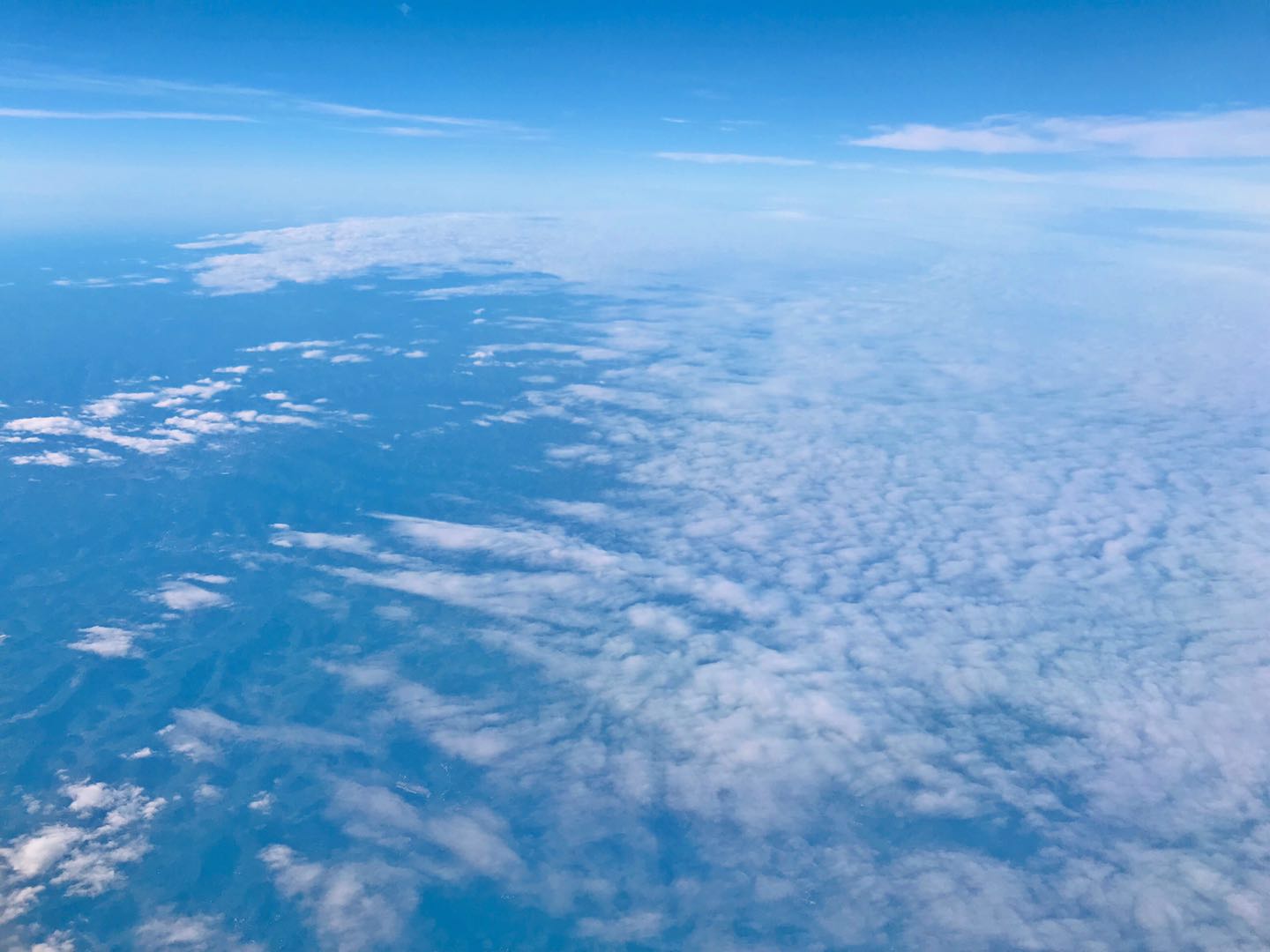 飛機上窗外的天空,看到的藍天白雲,美不勝收!