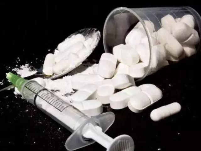 戒毒起鸡皮疙瘩(戒毒之后身上起疙瘩)