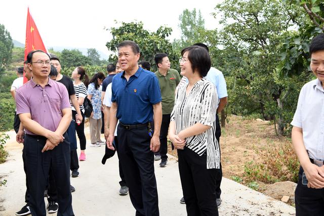 "第一书记体验日"活动走进铜石镇_李守君