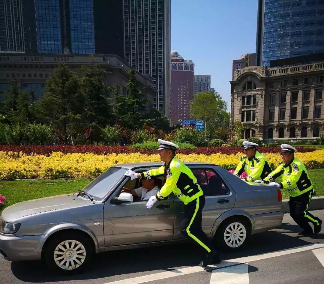 警衛線路上,一輛銀灰色捷達轎車壞在路中間,眼看外賓車隊即將經過這裡