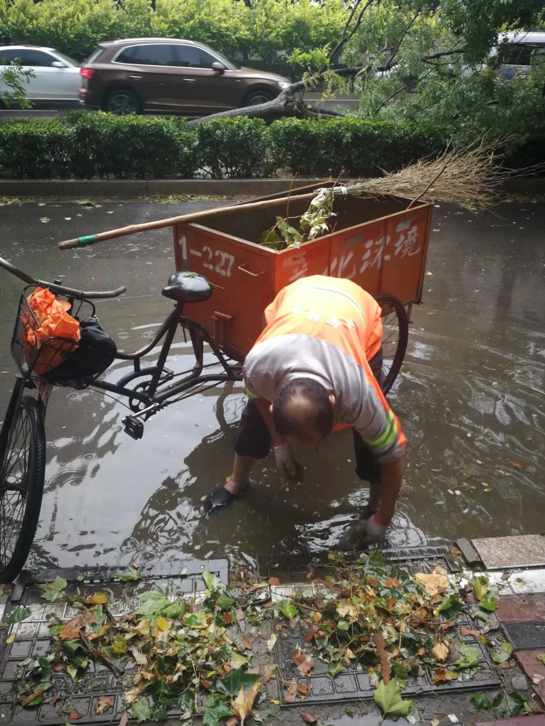 狂风把建华北大街祈福悦城停车场的收费亭都刮倒了!
