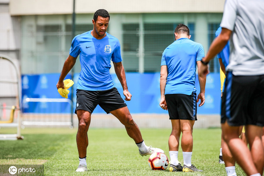 广州富力备战训练 卢琳红发拉风 斯帅自信对镜头摆造型