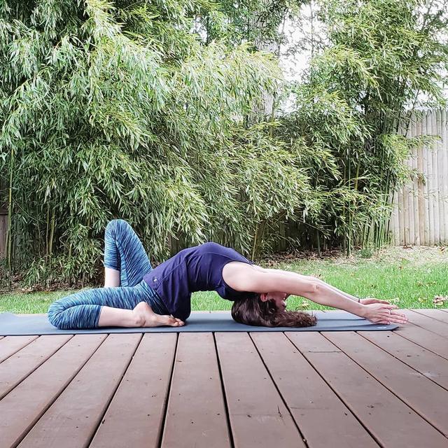 高开叉连衣裙气质显瘦,还能小露一把性感,好多妹子都抵挡不住_瑜伽