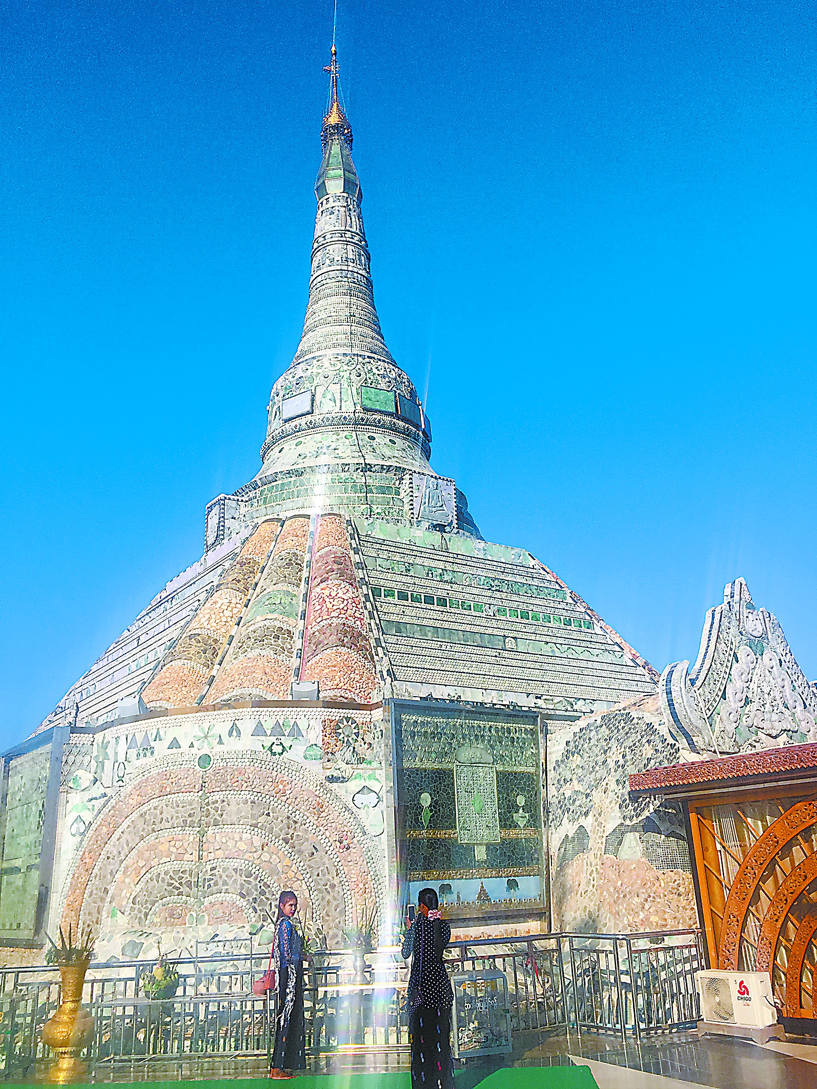 在缅甸古城曼德勒有一个全部用玉石作为材料建的佛塔,外立面,台阶都是