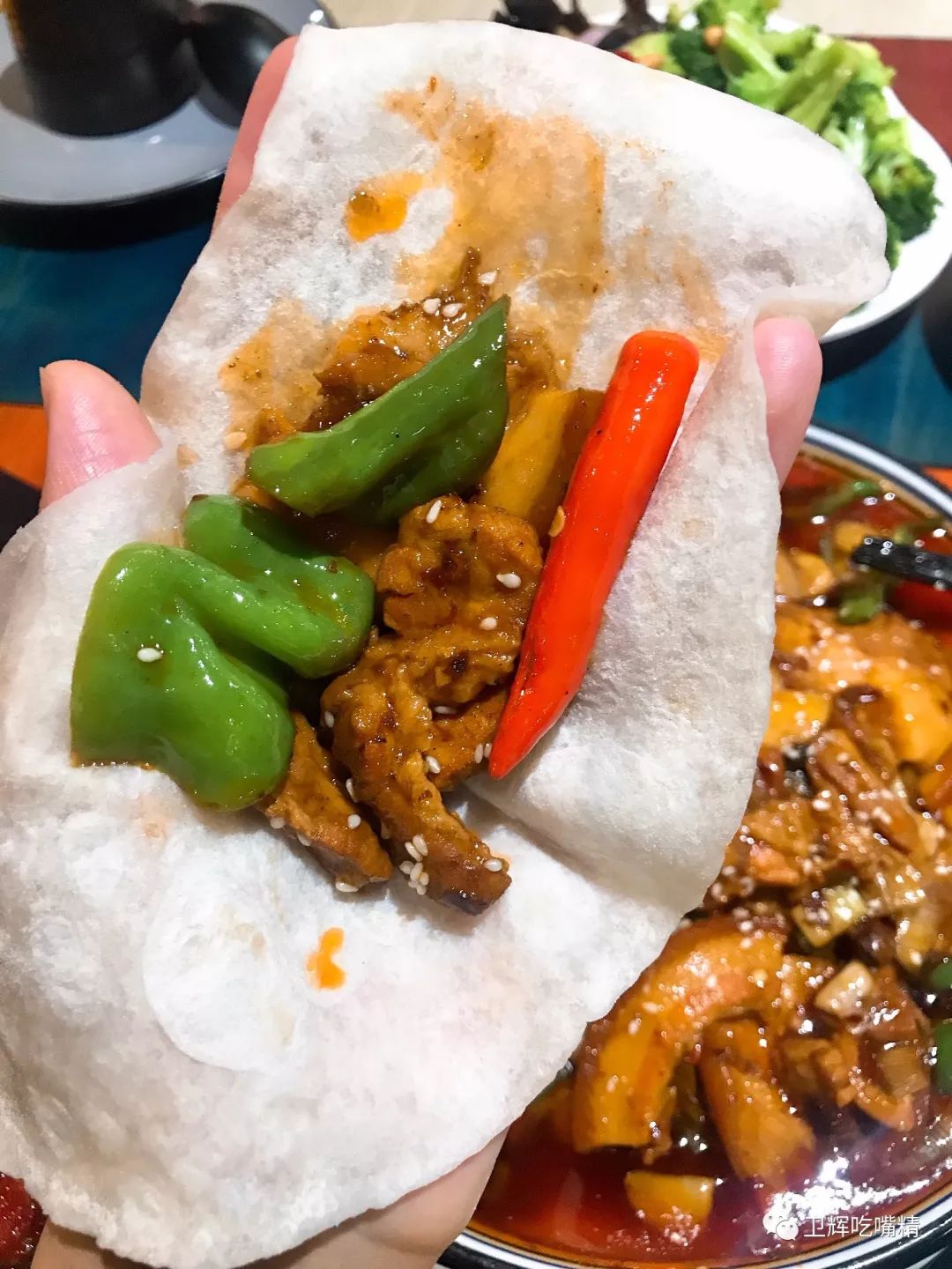 带一份饼,肉是肥瘦相间五花肉,和线椒辣椒一起爆炒,口感麻辣,卷饼吃不