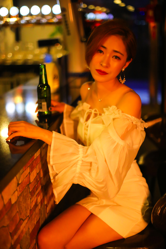 【惟亦先森】酒吧夜色漂亮的酒吧老板娘