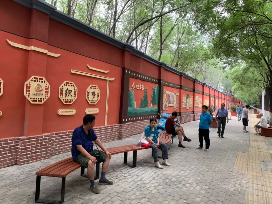 中原区秦岭路街道办六厂前街的"时光里"文化墙仿佛是一条时光隧道,用
