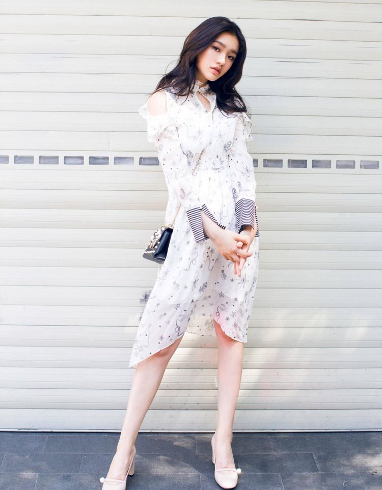 林允越来越有范了穿超短裙配高筒靴仰拍视角下大长腿无敌