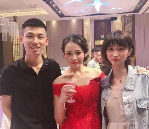 旭旭宝宝公然被绿?韩茜茜当众与大蛤蟆妻子亲吻,我彻底酸了