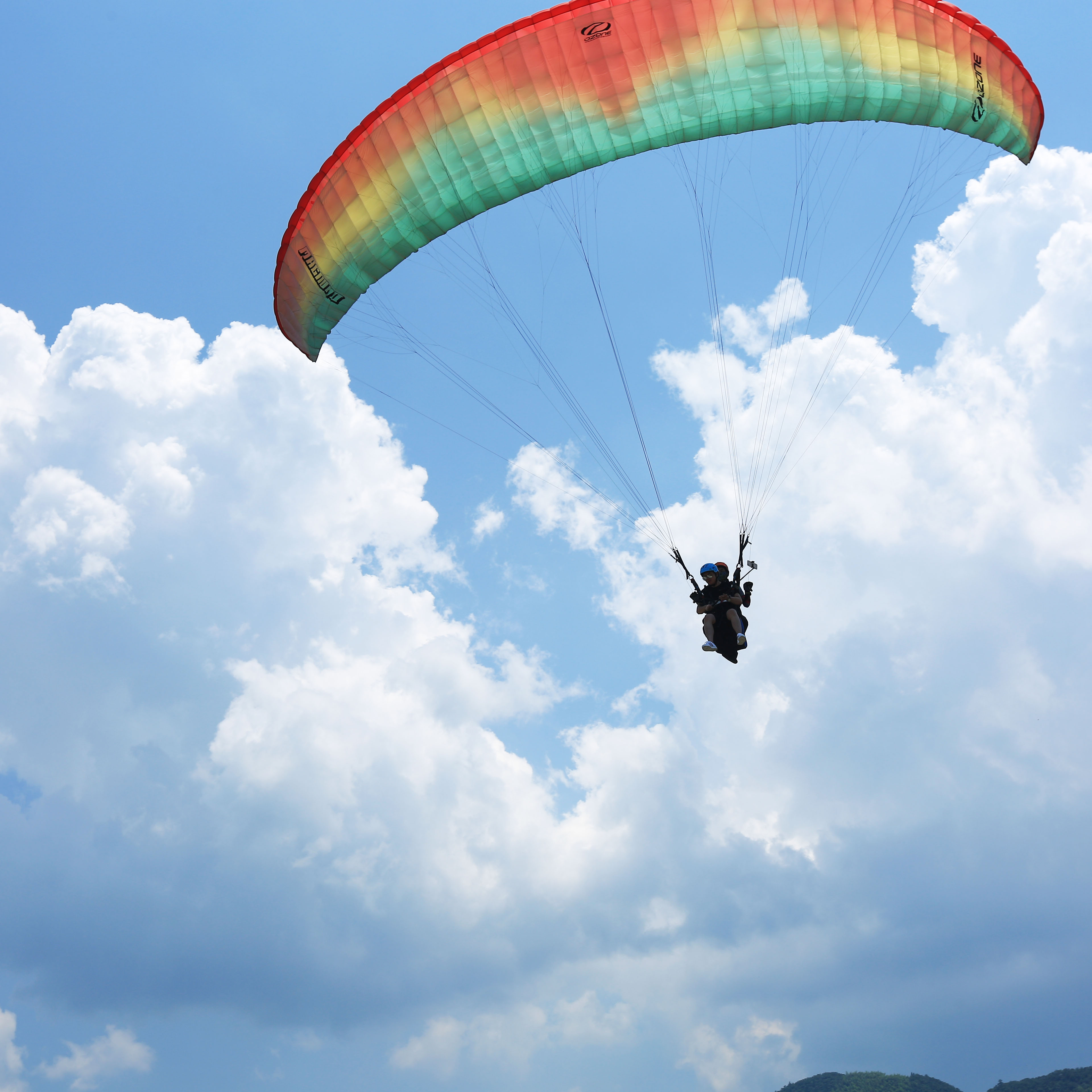 孟文在尼泊尔博卡拉学习了两年后,毅然来到了世界知名滑翔伞飞行点费
