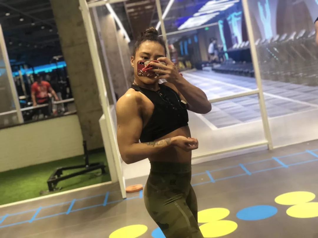 费恩莱斯签约ifbbpro林雪在镜头下定义她自己独有的美