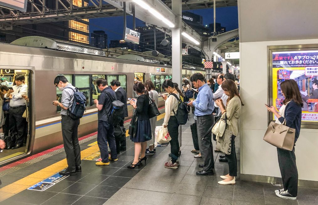 原创日本地铁车厢实拍:座位都是沙发座椅,为防痴汉设立女性专用车厢