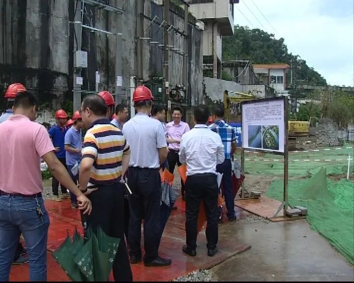 西樵大橋周邊經過多年的持續提升建設,大橋周邊綠化美化工程,南海中學