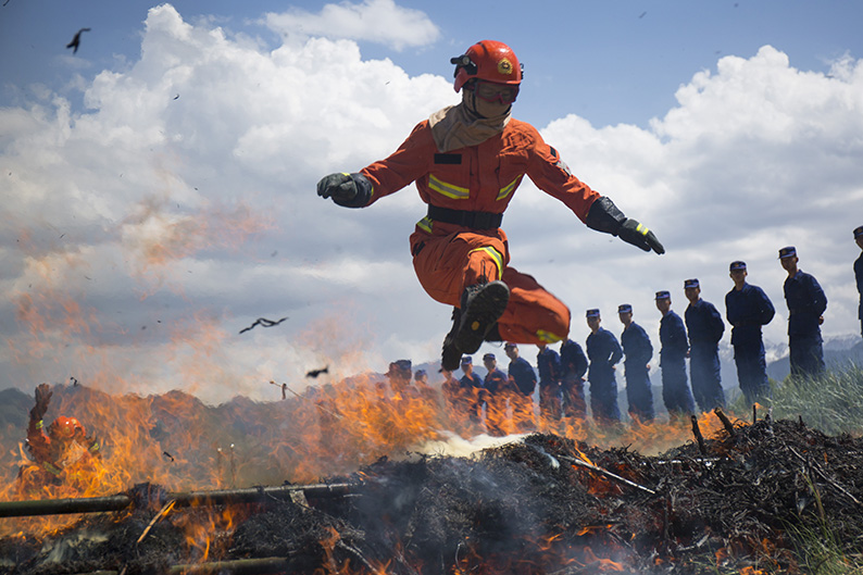张掖森林消防员火海练真功