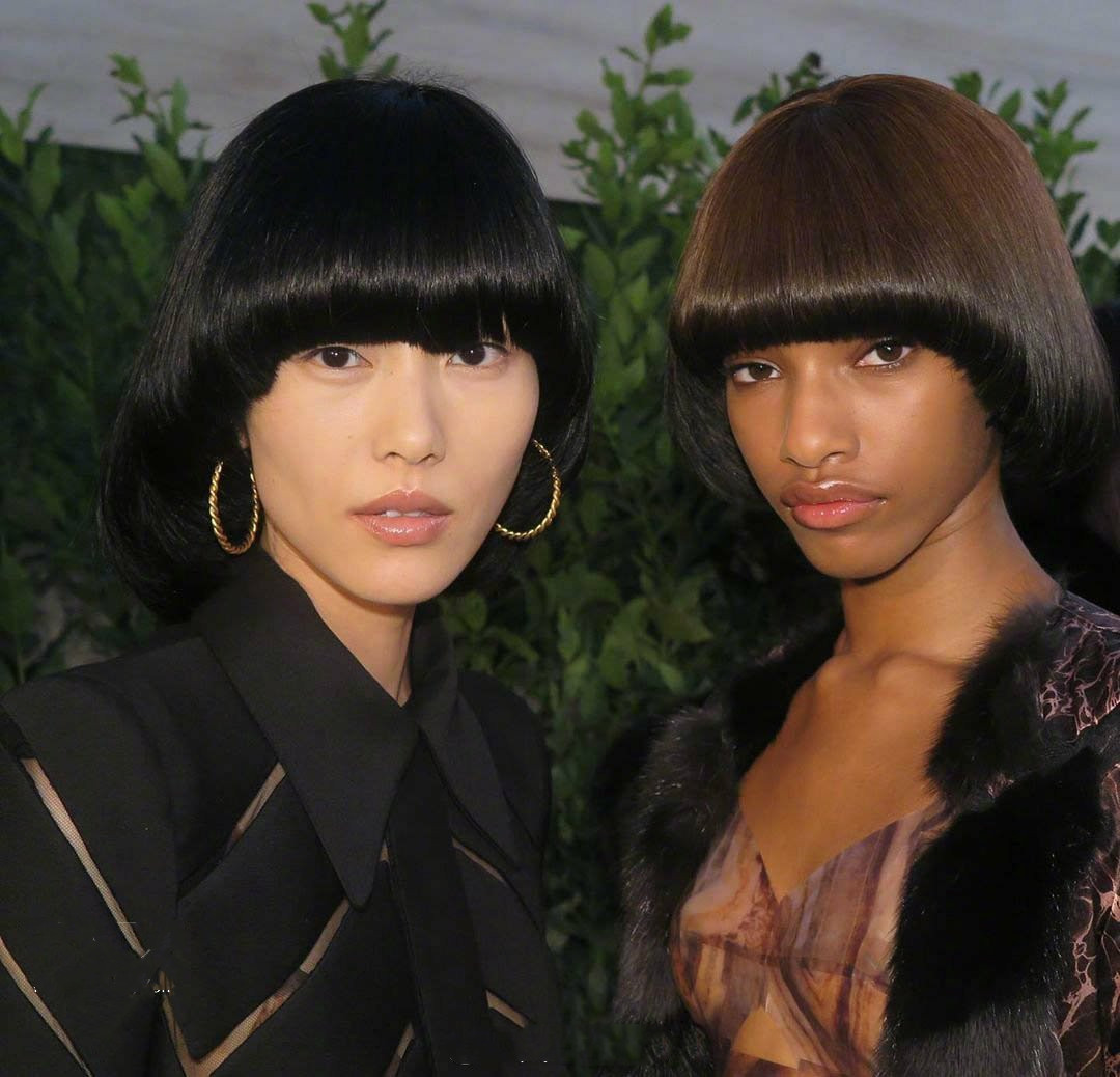 刘雯顶蘑菇头假发出场走秀 干练复古国际范十足