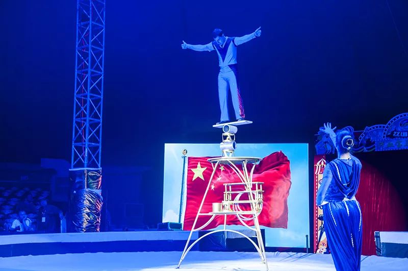 土库曼国家二级杂技演员步步高升,象征和平空中平衡木台下观众都跟着