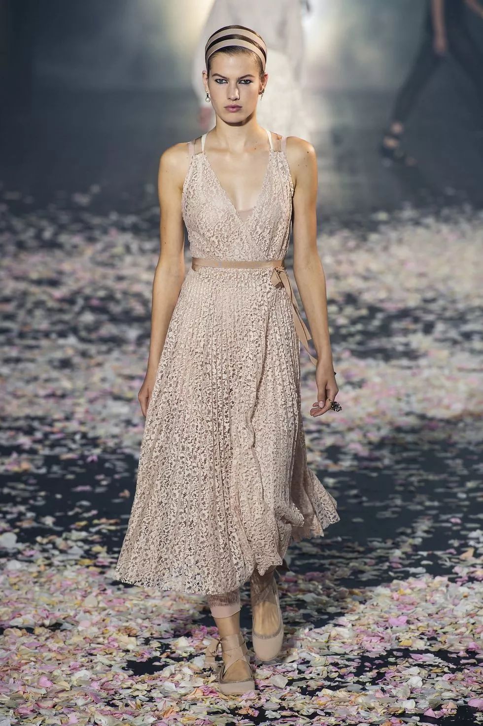 蕾丝的魅力在于这些浪漫的连衣裙2019年夏季最浪漫的潮流