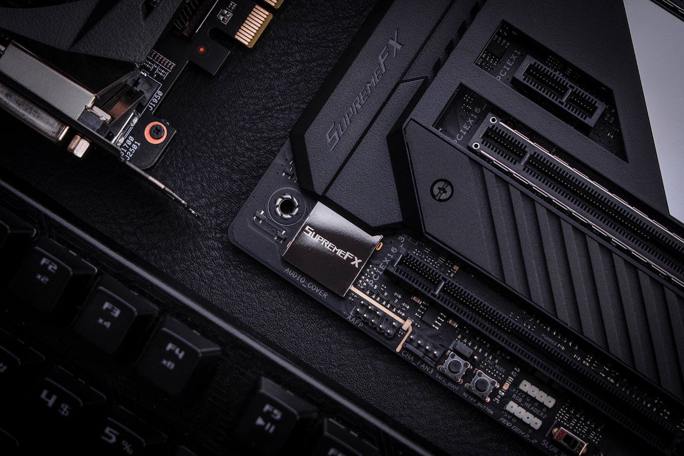 前置跳针,c8f设置了灯带接针,可以联动华硕的aura sync灯效.