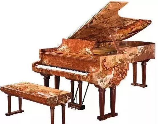 2013年初,设计师乔纳坦·伊夫和马克·纽森设计了这架钢琴,2013年11月