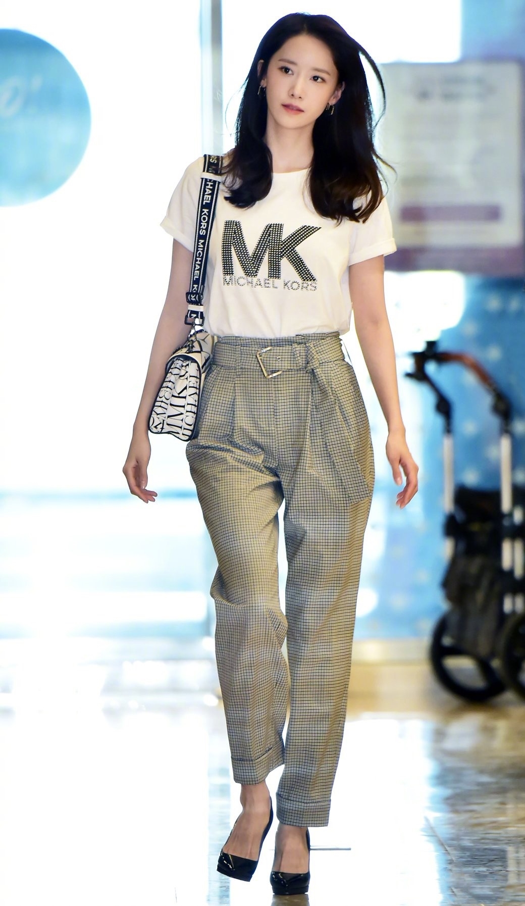 林允儿高腰裤秀腿比例优越踩高跟鞋走路带风鞋子甩掉不显尴尬