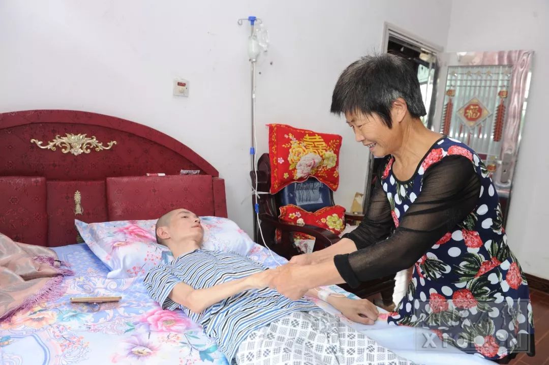 湘潭男子患渐冻症用一根手指敲出数万字这首诗看哭了所有人