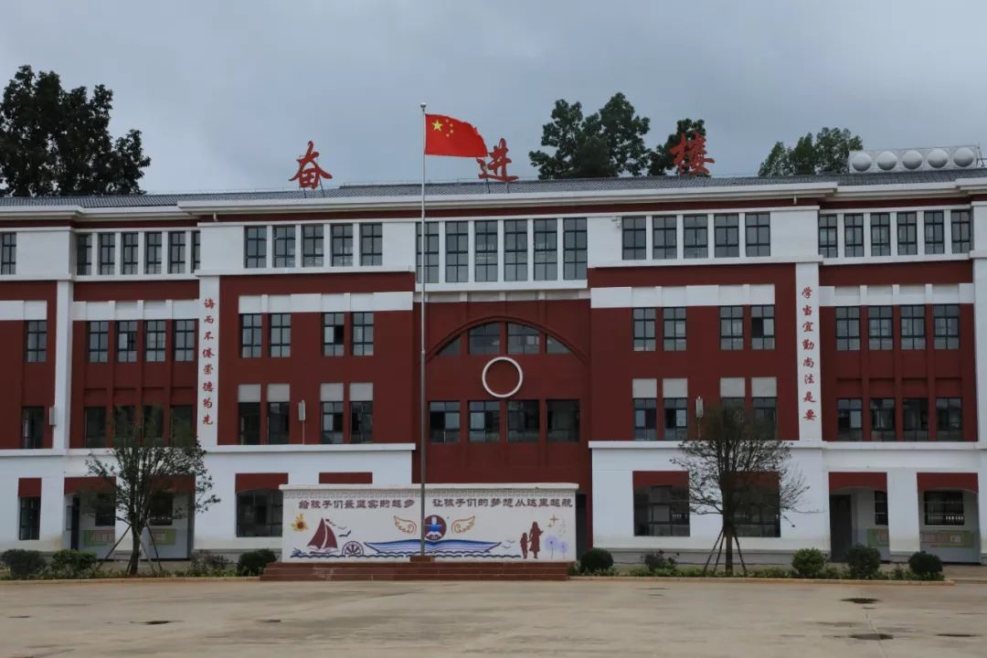龙树镇照壁村小学,据了解,原照壁村完小始建于1942年9月,是鲁甸县高