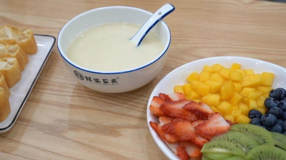 除了可以加料的豆浆,还要给大家推荐豆浆界的"神仙水"——水果豆浆.