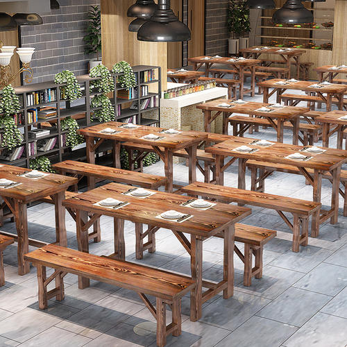 烧烤店的餐桌还可以选取木质的材质,厚重又简约,在桌面上还可以铺一层