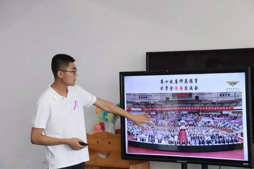 2019年7月1日,南京中医药大学爱心服务团全体成员与大楼实验学校的小