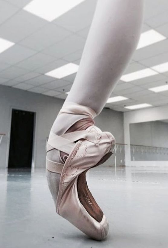 芭蕾舞者的脚变形图片