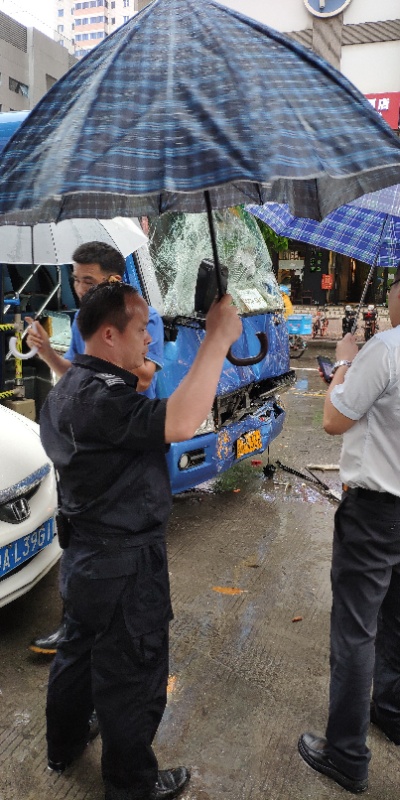 楼巴失控撞公交,撞出监管"漏洞",竟有30辆楼巴无营运资质