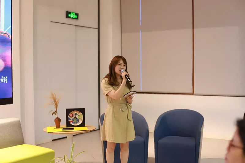 陈老师用信心,耐心,爱心做教育,用心比心的真诚面对学生,捧着一颗赤子