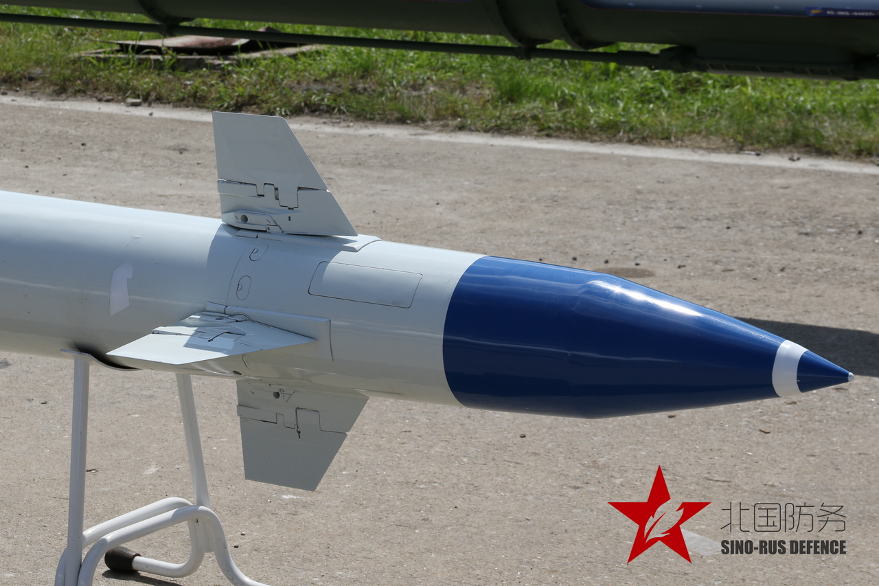 9m96d采用了可动前翼布局,能抵消侧推火箭气流的一些影响得益于此