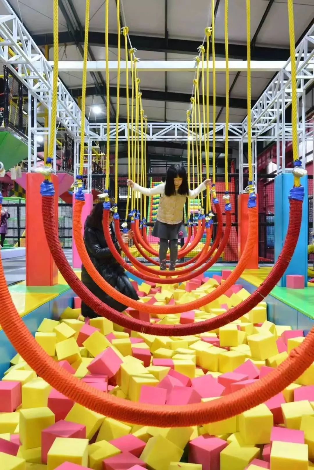 924亲子抖音快手网红齐聚这家蹦床馆蹦乐华夏蹦床主题乐园又刷爆朋友
