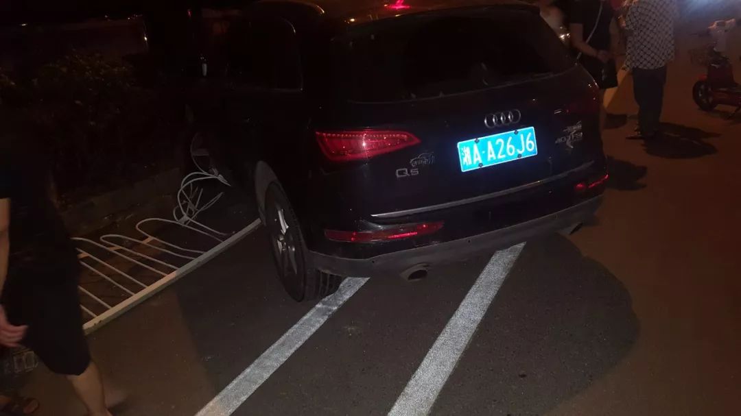 邵东凤凰城大门口奥迪q5撞护栏场面凌乱不堪